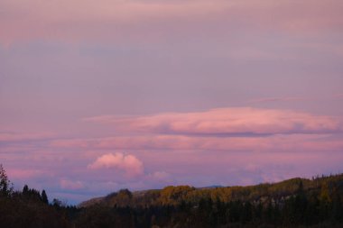 Güneş doğarken gökyüzünde pembe ve mavi renk