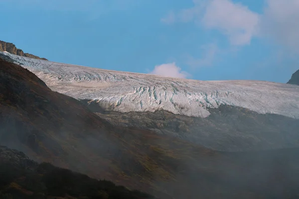 Montañas con glaciares y gorras de nieve en otoño — Foto de Stock