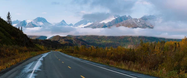 Alaska 'da sonbahar sezonuyla çevrili manzaralı otoyol — Stok fotoğraf