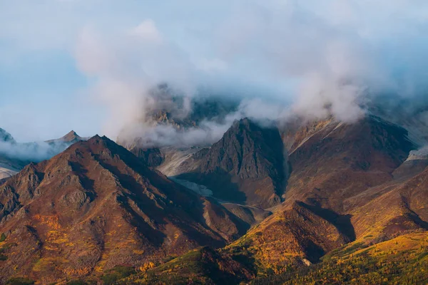 Forêt et montagnes aux couleurs automnales en Alaska — Photo