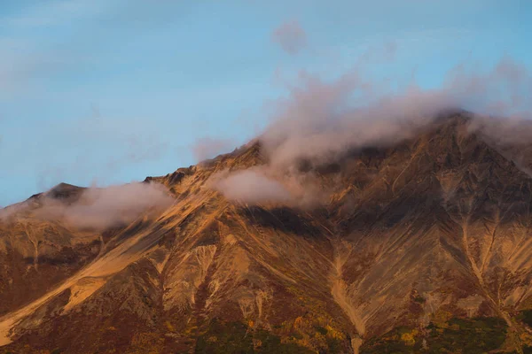 Foresta e montagne nei colori autunnali in Alaska — Foto Stock