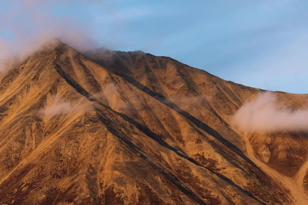 Foresta e montagne nei colori autunnali in Alaska — Foto Stock