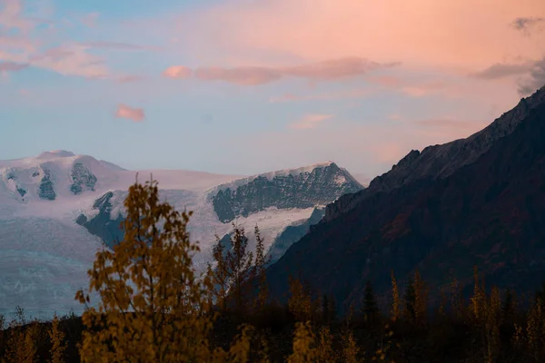 Δάσος και τα βουνά σε χρώματα φθινόπωρο στην Αλάσκα — Φωτογραφία Αρχείου