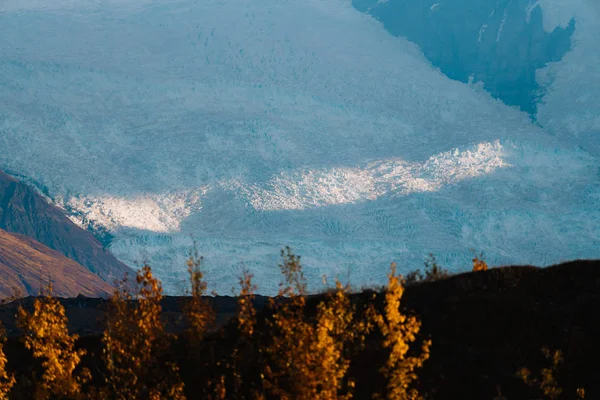 Skog och berg i höstfärger i Alaska — Stockfoto