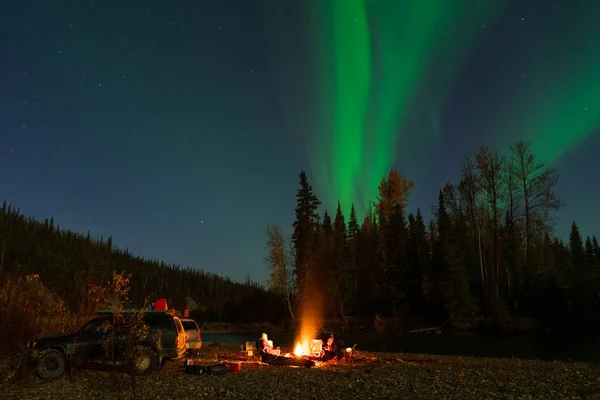 Northern Lights above people camping — Stock Photo, Image