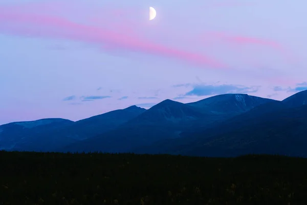 Alaskan mountains with pink skies after sunset — 스톡 사진