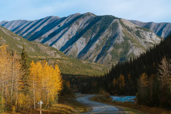 Γραφικός αυτοκινητόδρομος περιτριγυρισμένος το φθινόπωρο στην Αλάσκα — Φωτογραφία Αρχείου
