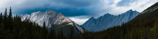 Dramatisches Licht mit Silhouette der Berge — Stockfoto