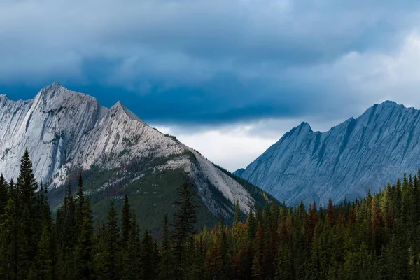 Lumière dramatique avec silhouette de montagnes — Photo