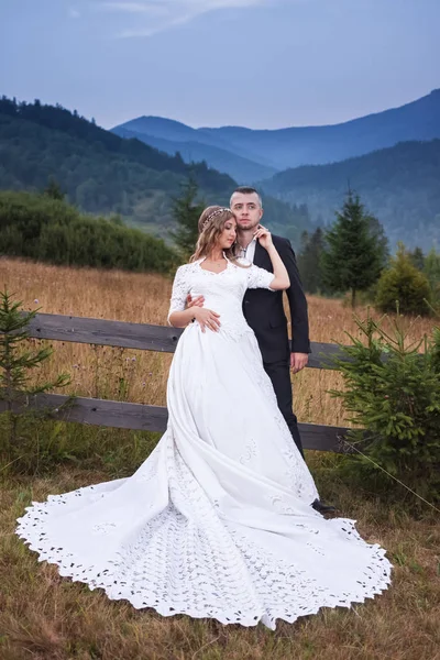 Прекрасная молодая пара. Белое свадебное платье — стоковое фото