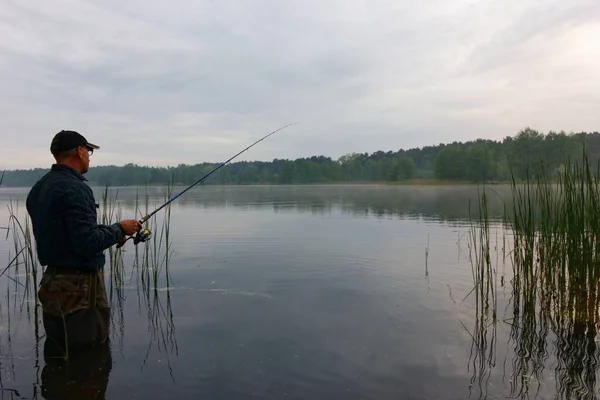 Fiskare Står Sjön Och Fånga Fisken Mulen Dag — Stockfoto