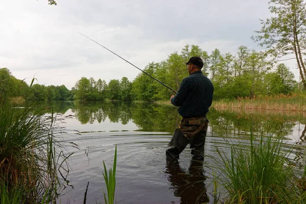 Fiskare Står Sjön Och Fånga Fisken Mulen Dag — Stockfoto