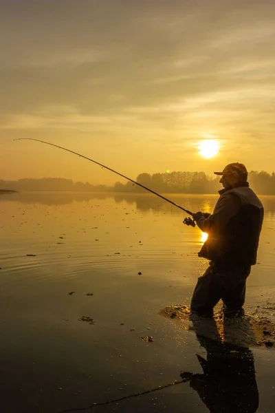 Pescador Pescando Peixe Lago Durante Nascer Sol Nublado — Fotografia de Stock