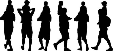 Babası bebeği omuzlarında taşıyordu.