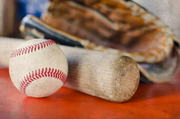 Attrezzatura Baseball Primo Piano Mostra Pipistrello Con Palla Guanto Decorazione — Foto Stock