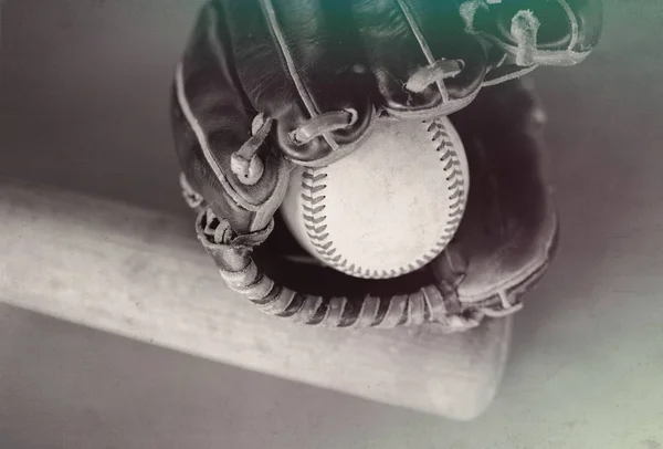 Baseballschläger mit Lederhandschuh und Ball obendrauf. Tolle Grafik zum Thema Sport. — Stockfoto