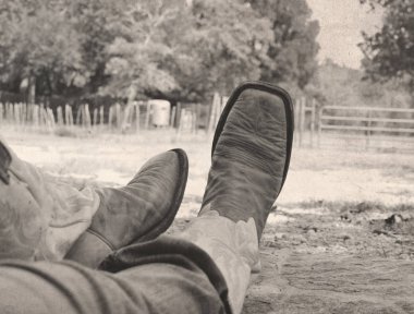 kovboy çizmeleri bacaklar, siyah beyaz fotoğraf gösterir ahır Batı giyim