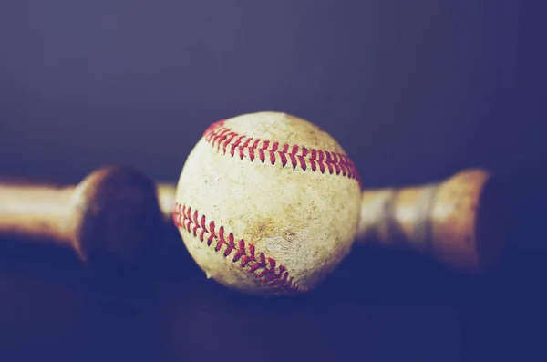 Бейсбольний Двома Кажанами Лежать Темному Тлі — стокове фото