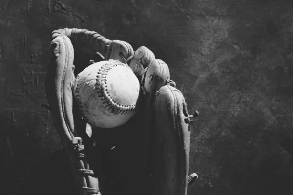 Použitý Baseball Staré Rukavici Zblízka Černá Bílá — Stock fotografie