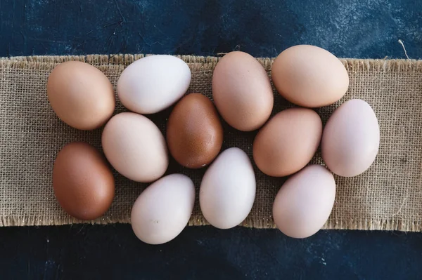 Farm Fresh Chicken Eggs Arrangement Burlap Background — Stock Photo, Image