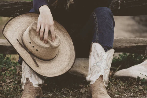 Nahaufnahme Eines Cowgirls Das Sich Mit Cowboyhut Und Stiefeln Entspannt — Stockfoto