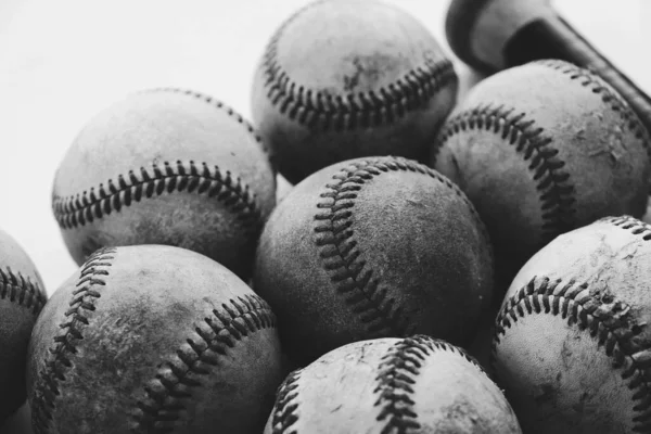 Bir Grup Eski Beysbol Topu Siyah Beyaz Kapanıyor — Stok fotoğraf