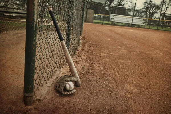 Baseball Pole Ukazuje Míč Rukavicí Pálkou Dugout Plot — Stock fotografie