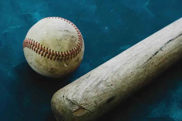 Zbliżenie Starego Baseballu Drewnianego Kija — Zdjęcie stockowe