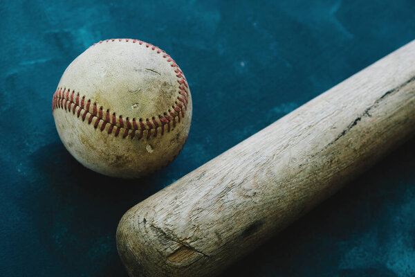 Крупный план старой бейсбольной и деревянной летучей мыши
