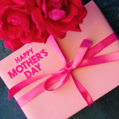 Růžové matky den dárek s růží kytice a text.