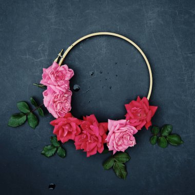 Doku arka planında pembe güller ve anneler günü için kopya alanı..