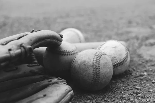 Honkbal Handschoen Met Vintage Ballen Het Veld — Stockfoto