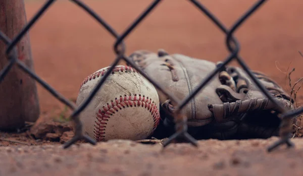 Equipamento Beisebol Para Esporte Através Cerca Campo Luva Velha Com — Fotografia de Stock