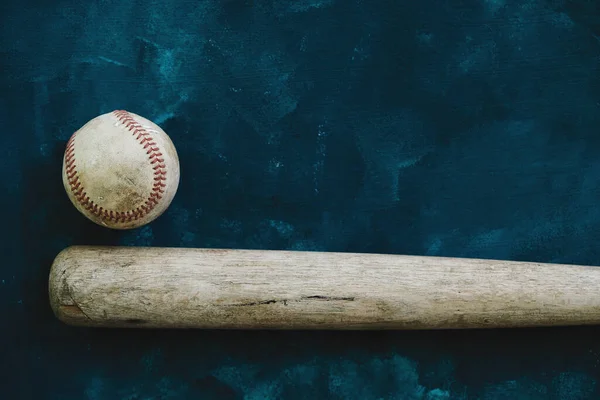 Old Used Baseball Bat Ball Grunge Vintage Background — Stock Photo, Image