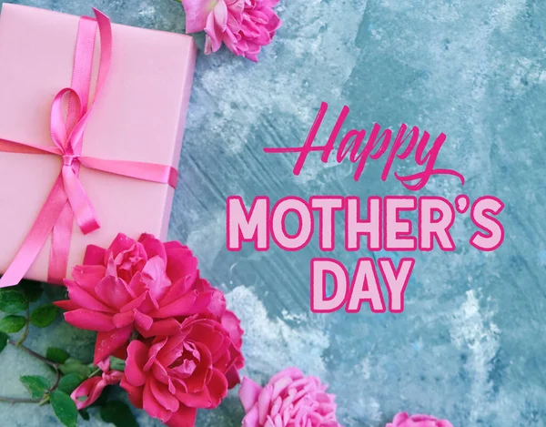 Happy Mother Day Text Mit Rosa Rosen Neben Geschenk Box — Stockfoto