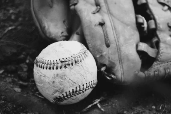 Beisebol Campo Com Bola Luva Preto Branco Através Cerca Escavação — Fotografia de Stock