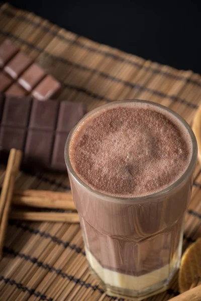 Délicieux chocolat chaud dans un verre à la cannelle — Photo