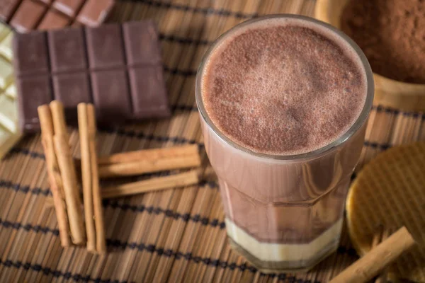 Délicieux chocolat chaud dans un verre à la cannelle . — Photo