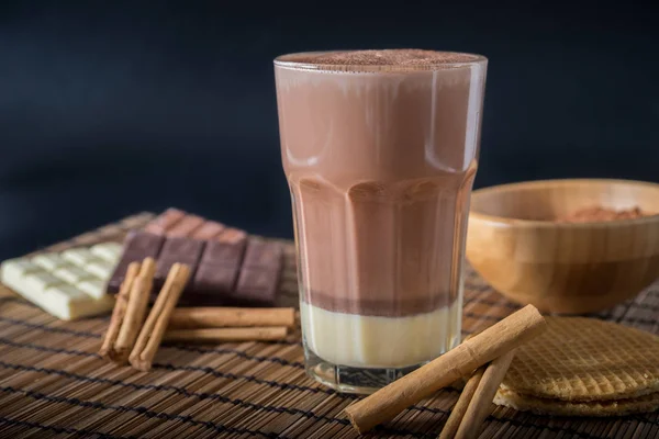 Delicioso chocolate quente em um copo com canela . — Fotografia de Stock