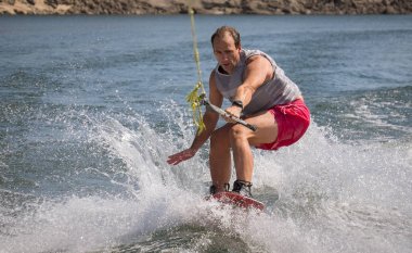 Komik wakeboarding spor göl kenarında