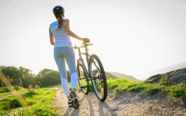 Sahilde rahatlatıcı bir bisikleti binmek zevk 