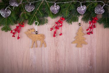 Noel süsler kırmızı kurdele, çam ağacı ve koniler ile