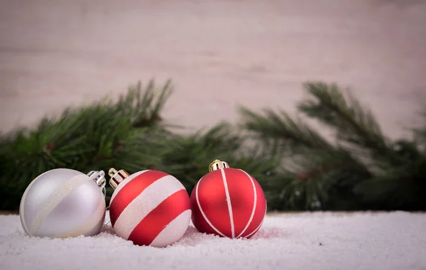 Noel süsler kırmızı kurdele, çam ağacı ve koniler ile — Stok fotoğraf