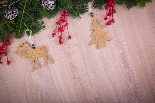 Enfeites de Natal com fita vermelha, pinheiro e cones — Fotografia de Stock
