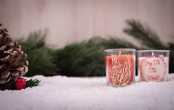 Enfeites de Natal com neve, pinheiros e velas — Fotografia de Stock