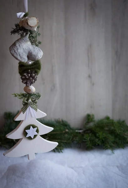 Enfeites de Natal com neve, pinheiros e Papai Noel — Fotografia de Stock