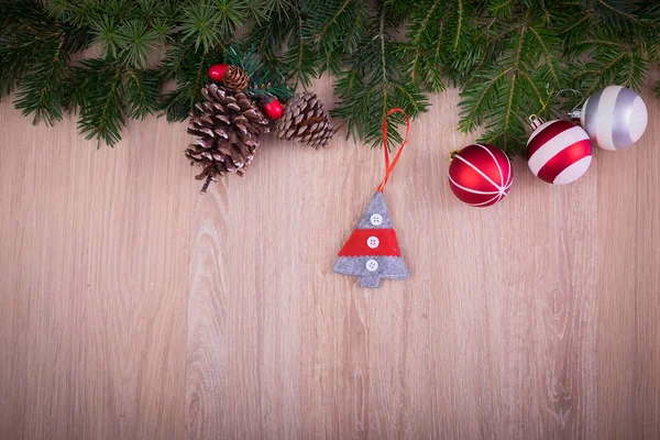 Noel süsleri çam ağacı ve koniler — Stok fotoğraf