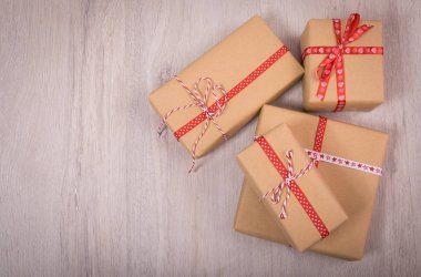 Noel Hediyelik ve süs eşyaları ahşap arka plan üzerinde