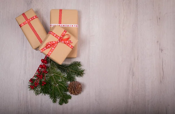 Presente de Natal e ornamentos com pinheiros e cone sobre uma madeira — Fotografia de Stock