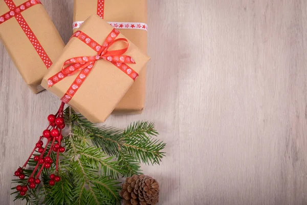 Presente de Natal e ornamentos com pinheiros e cone sobre uma madeira — Fotografia de Stock